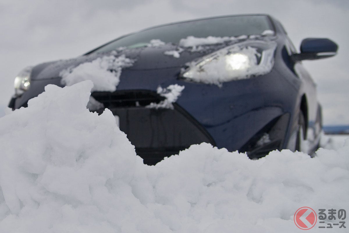 大雪の「国道17号」で立ち往生発生に怒りの声"殺到"!? 「免許返納しろ!」「迷惑でしかない」 呼びかけ無視の「ノーマルタイヤ車」が坂登れず… 国道事務所が警鐘 新潟・湯沢 – くるまのニュース 大雪のイメージ(画像:PIXTA)。