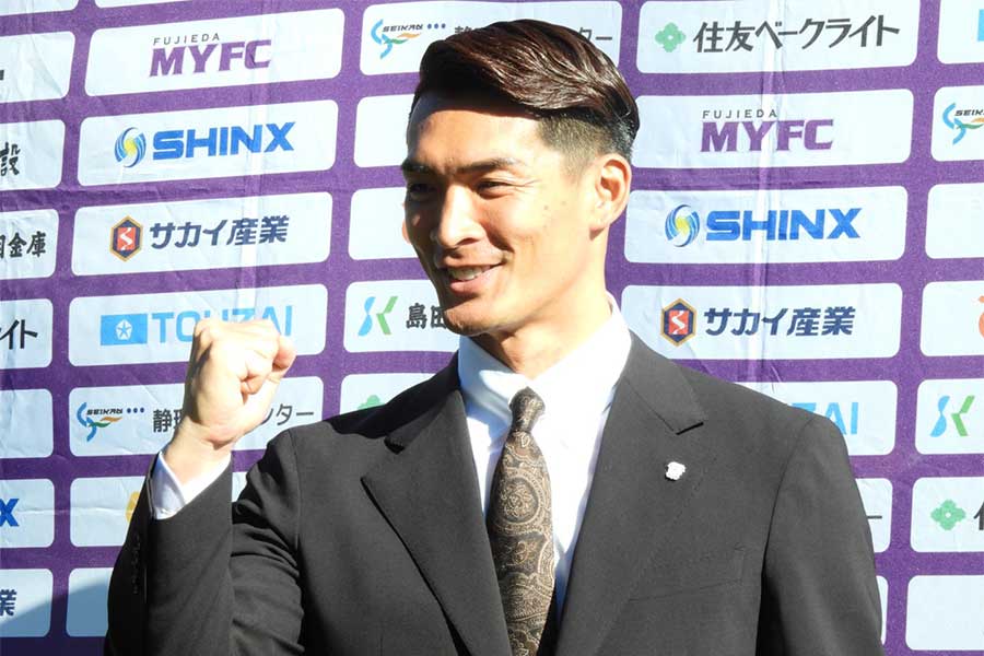 槙野新監督が就任会見…自作資料でプレゼン熱弁 報道陣にお願い「ミスターと呼んで」 – FOOTBALL ZONE 就任記者会見に臨んだ藤枝・槙野智章新監督【写真:FOOTBALL ZONE編集部】
