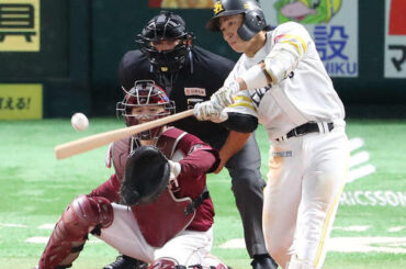 2025年9月5日、楽天戦で中前打を放つソフトバンク野村勇