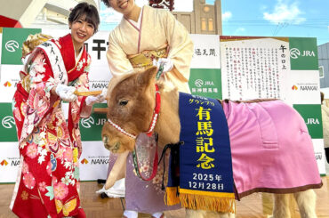 通天閣「干支の引き継ぎ式」に参加したコーンスネークの「ベーコン」（左）ポニーの「ふじこ」（右）（カメラ・山本　理貴）