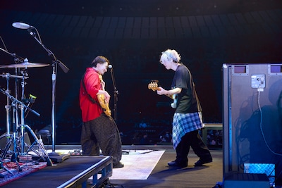 向かい合って演奏する武田祐介と直井由文。（撮影：太田好治）