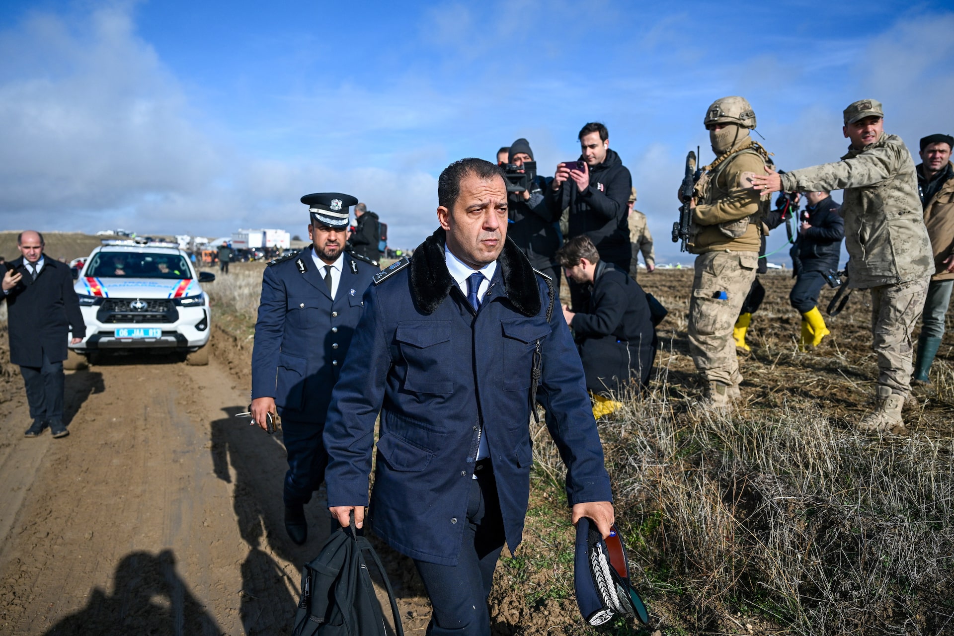 リビア軍参謀総長ら搭乗機、墜落前に緊急着陸要請 8人死亡