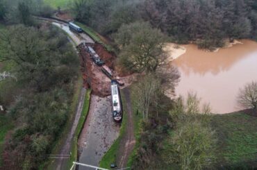 運河に巨大な陥没穴、船を飲み込む　英 - CNN.co.jp