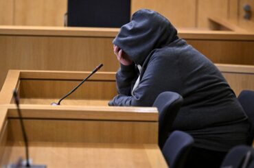 ドイツの地方裁判所に出廷した被告＝19日/Roberto Pfeil/AFP/Getty Images