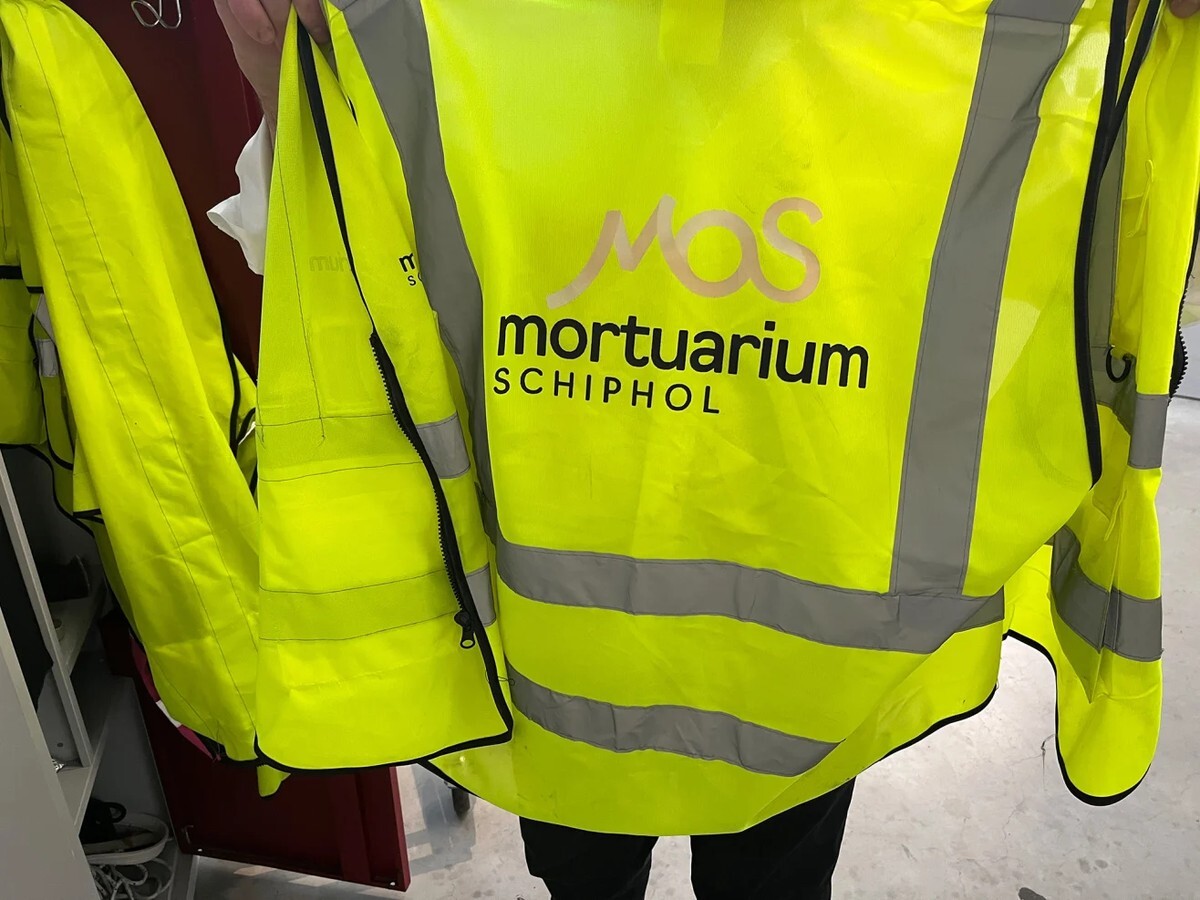 MOSのスタッフは空港内を移動する際に、勤務先が目立たないように記されたジャケットを着用する/Blane Bachelor