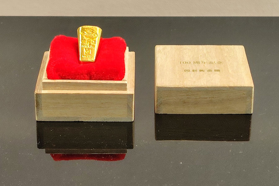 100万円で限定３粒が抽選販売される「純金黄金糖」