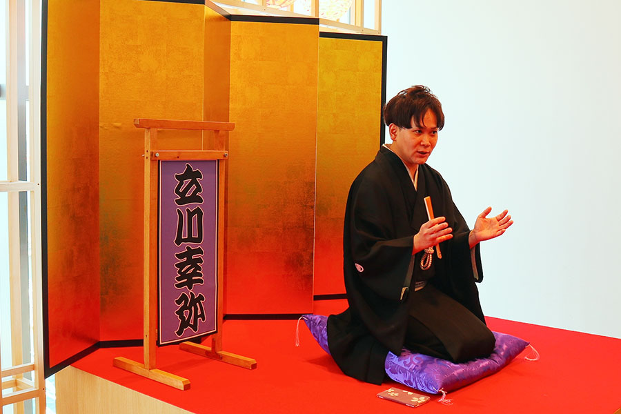 1日2回「お菓子落語」が披露される