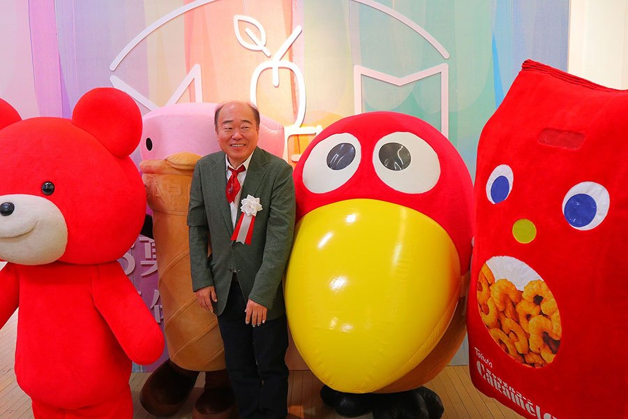 キャラクターに囲まれる「吉寿屋」代表取締役・神吉一寿氏（12月19日）