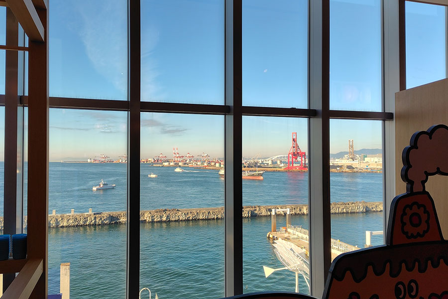 大阪港を臨むロケーション（この視線の方向に大阪・関西万博の会場があった）