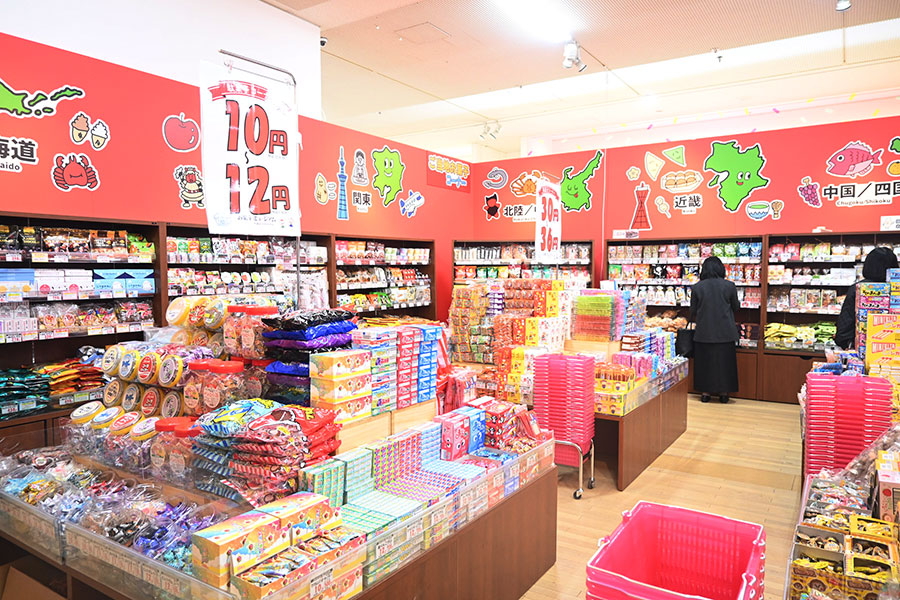 駄菓子がずらり。子どものサイフにやさしい値段設定だ
