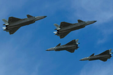 複座型ステルス戦闘機J-20。米国のF-35に対抗するために開発された第5世代ステルス戦闘機（写真＝Xinhua／ABACA／共同通信イメージズ）