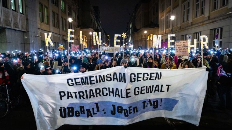 活動家がデモでドイツの性犯罪法改正を要求する様子＝11月25日、ベルリン/Santiago Rodriguez/ Nur Ja Heisst Ja