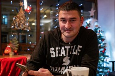 「誰も平和を望んでいない」、死の危険冒し最前線から逃れるウクライナ人男性たち - CNN.co.jp