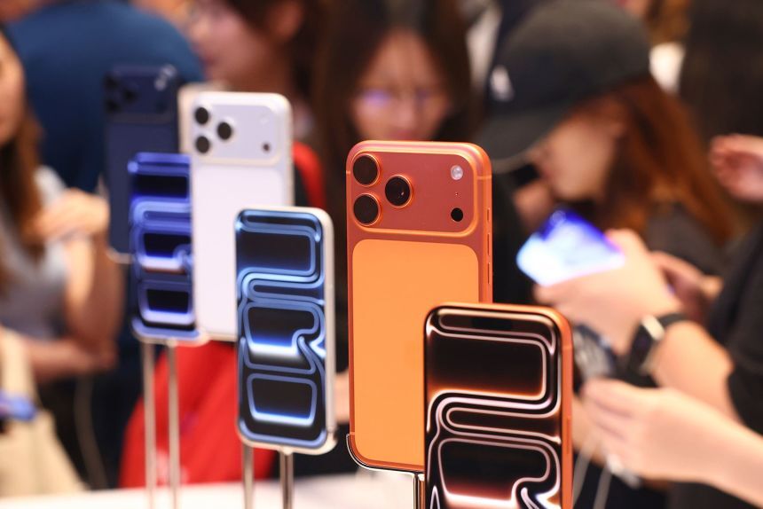 中国上海で発表された「iPhone」の「17」＝2025年9月 /VCG/AP