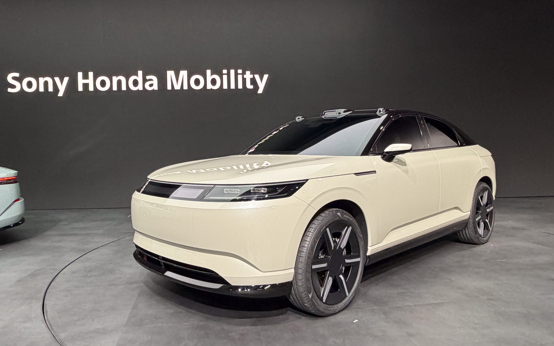 ソニー・ホンダ、「アフィーラ1」先行量産車とともにSUVタイプの新コンセプトモデルを世界初公開 – Car Watch ソニー・ホンダ、「アフィーラ1」先行量産車とともにSUVタイプの新コンセプトモデルを世界初公開 - Car Watch