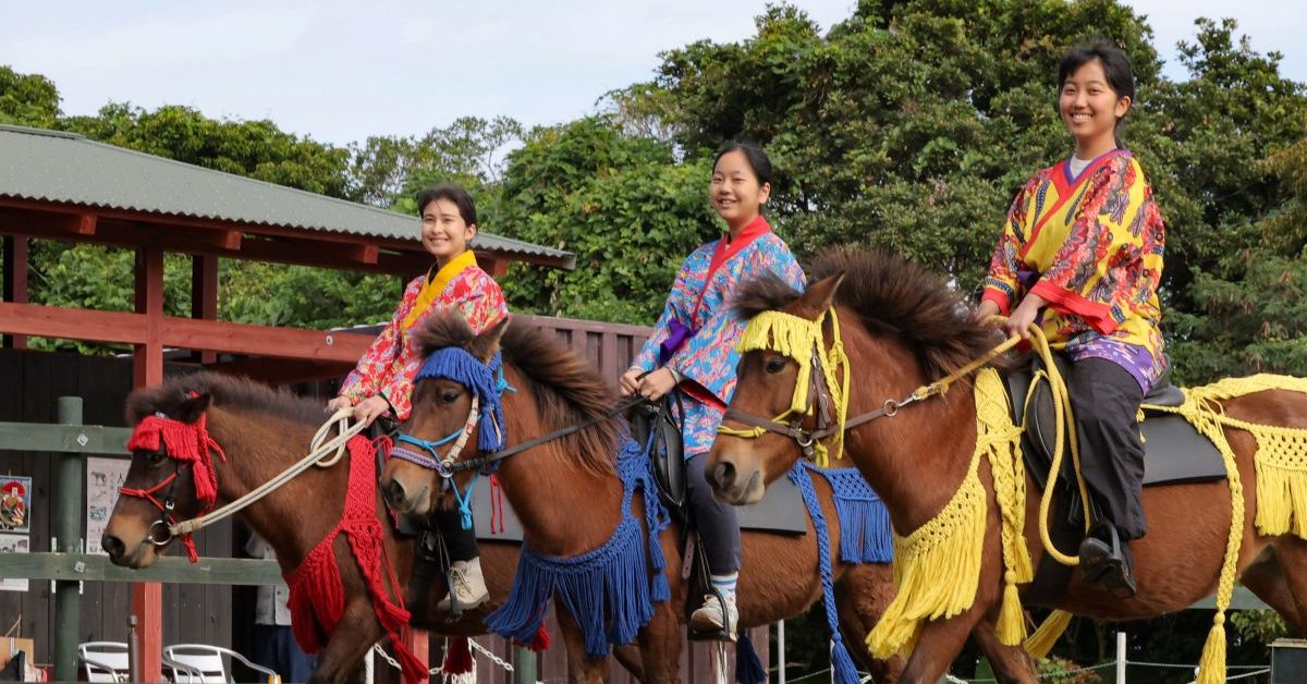 ウマ年、夢へ「馬」っしぐら 琉球競馬へ子どもたち練習 沖縄 ウマ年、夢へ「馬」っしぐら 琉球競馬へ子どもたち練習 沖縄