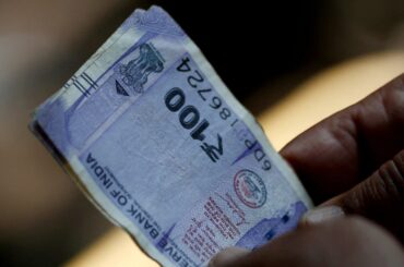 インド中銀が大規模介入、ルピー下支え　1ドル＝90ルピー突破 | ロイター