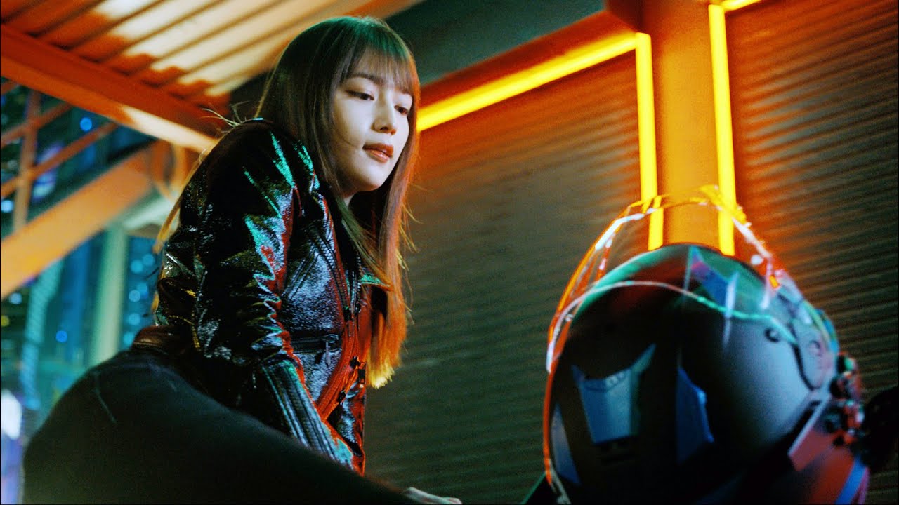 川口春奈、ぴったりタイトな黒づくめでバイク疾走!本木雅弘は全力疾走/サントリー伊右衛門 「特茶」CM+メイキング+インタビュー