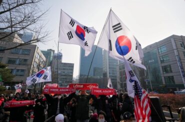死刑求刑された韓国の尹錫悦前大統領、なぜ韓国の大統領は退任後に厳しい糾弾を受けやすいのか 韓国の制度・文化・地政学が生む退任後リスクの構造と政治風土の特性(1/4) | JBpress (ジェイビープレス)
