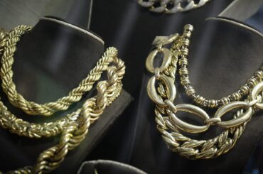 金が初の4900ドル乗せ、地政学的緊張継続で最高値更新 | ロイター