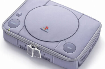 「初代PlayStationの原寸大マルチポーチBOOK BLUE ver.」のリニューアル版が本日1月26日発売 - GAME Watch