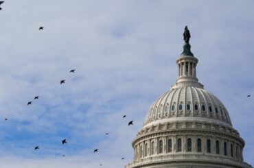 米政府機関の一部が閉鎖、短期間の公算　予算案の下院採決持ち越しで | ロイター