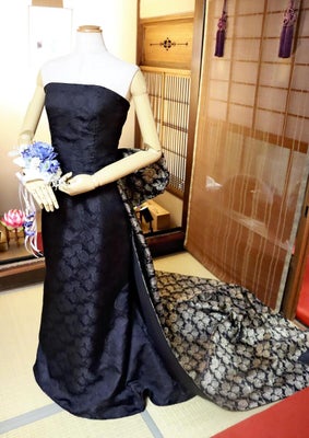 体の曲線を強調した黒のドレス