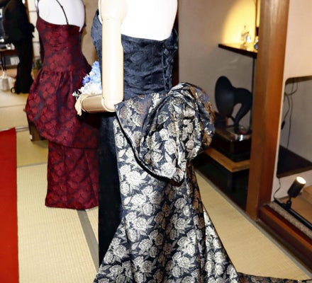 背中のリボンが印象的。着物の帯をイメージしている