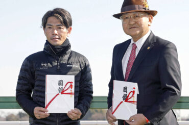 東京競馬記者クラブ賞を受賞した戸崎圭太騎手（左）と東京競馬記者クラブ賞特別賞を受賞した矢作芳人調教師（カメラ・荒牧　徹）
