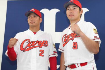 笑顔でポーズをとる田中（左）と丸