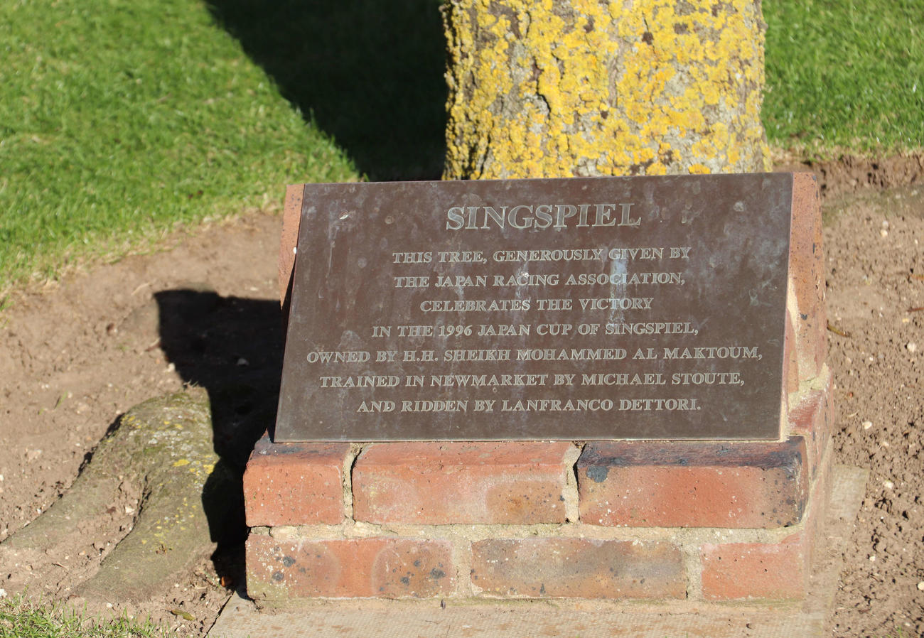 ニューマーケット競馬場にあるシングスピールのジャパンC優勝記念プレート