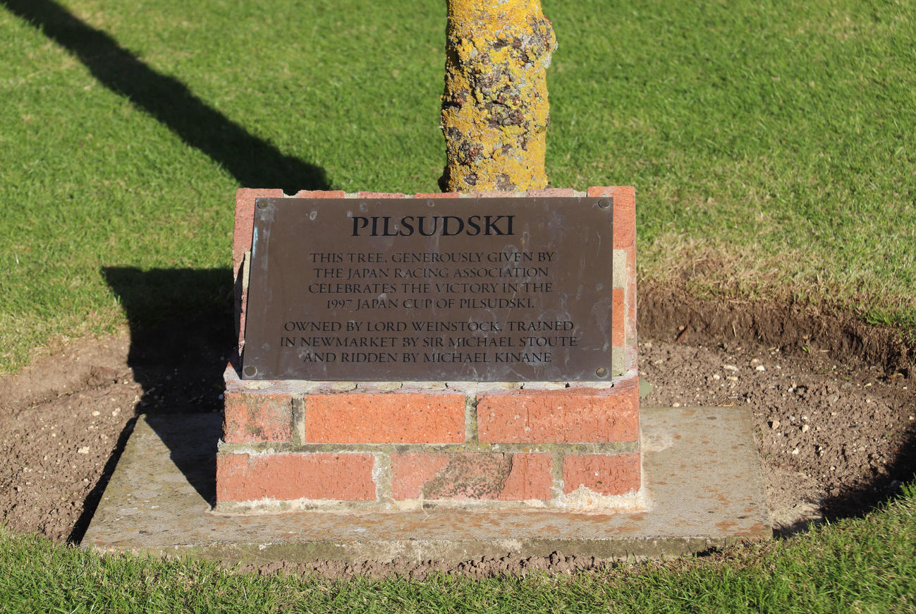 ニューマーケット競馬場にあるピルサドスキーのジャパンC優勝記念プレート