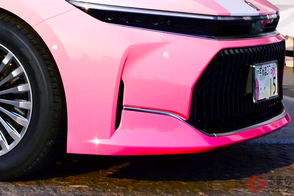 トヨタ新型「ピンククラウン」初公開! 新たな"グラデーション仕様"お披露目! フロントに"王宮デザイン"採用で「可愛さ&品格」を両立! 新・王国の公用車「いちごクラウン」6年ぶり"全面刷新"に栃木知事もニッコリ – くるまのニュース トヨタ新型「ピンククラウン」初公開!