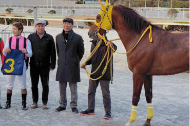地方通算１０００勝を達成した碇清次郎調教師（左から３人目）＝蔵田成樹撮影