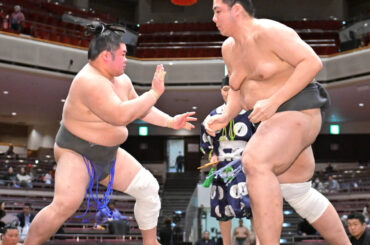 蒼富士（左）が達ノ海を押し出しで破る（カメラ・古川　剛伊）