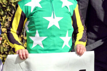 スノースコール騎乗で勝利したレイチェル・キング騎手（カメラ・荒牧　徹）