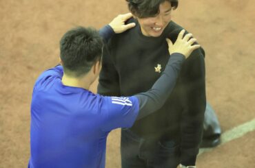 巨人に加入した則本昂大（左）と人的補償で楽天へ移籍する田中千晴は言葉を交わし笑顔を見せる（カメラ・山崎　賢人）