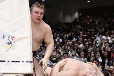 優勝決定戦で、熱海富士（右）を首投げで破り幕内優勝を決める安青錦（撮影・河田真司）