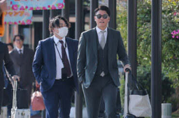 宮崎空港に到着した坂本勇人と丸佳浩（カメラ・小林　泰斗）