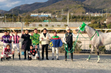 地方競馬通算５００勝を達成した田中一巧調教師（右から６人目）（カメラ・蔵田　成樹）