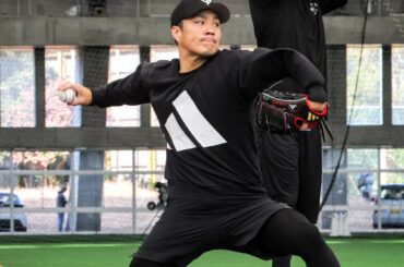 ブルペンで並んで投げる田中将大と則本昂大（カメラ・小林　泰斗）