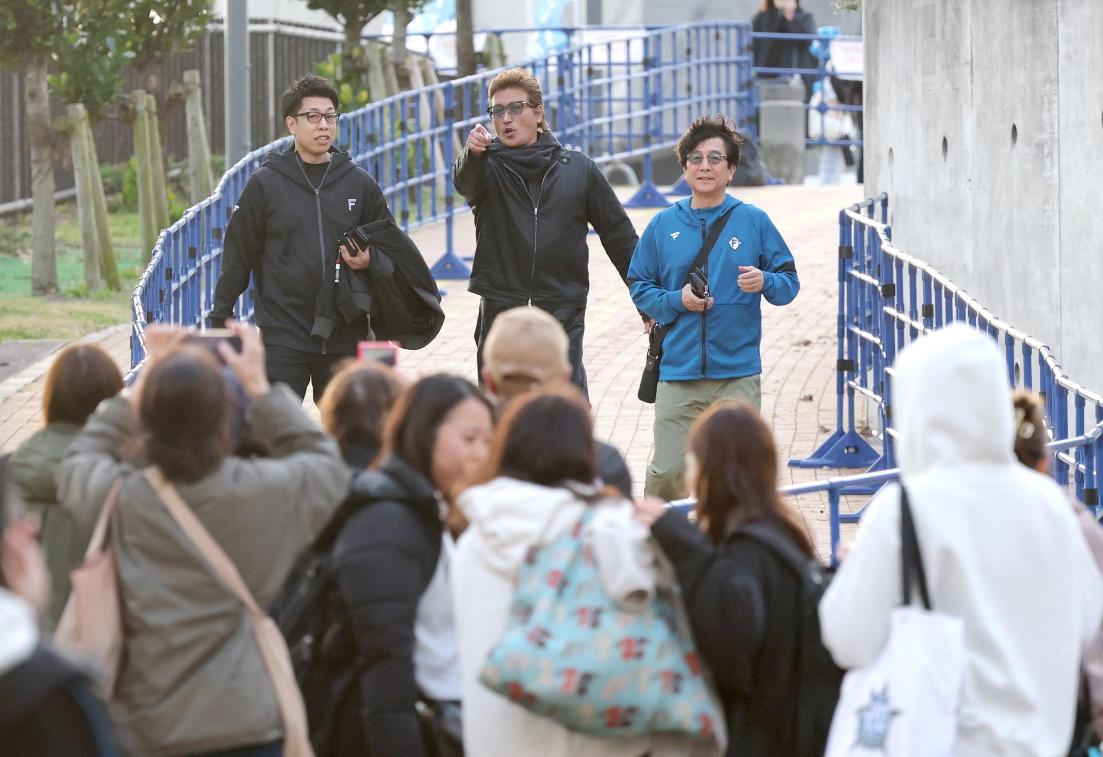 日本ハム・新庄監督「跳び上がった跳び上がった。めちゃくちゃうれしかった」 古巣復帰右腕からのXマスプレゼントに感激したと明かす(デイリースポーツ) – Yahoo!ニュース 日本ハム・新庄監督「跳び上がった跳び上がった。めちゃくちゃうれしかった」 古巣復帰右腕からのXマスプレゼントに感激したと明かす(デイリースポーツ) - Yahoo!ニュース