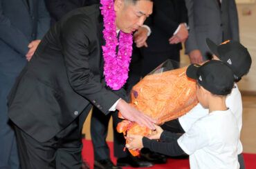歓迎セレモニーで花束を贈呈される阿部慎之助監督（カメラ・渡辺　朋美）