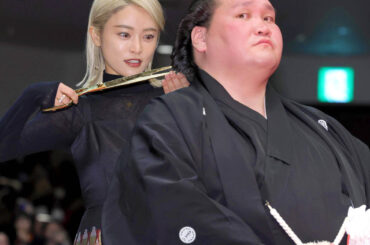 照ノ富士の断髪式ではさみを入れた小島瑠璃子（カメラ・清水　武）