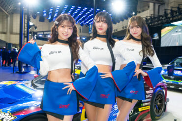 【RQ決定情報2026】SUBARU BRZ GT GALS BREEZEが新コスチュームを纏いオートサロンでお披露目。4人目は後日発表 - autosport web