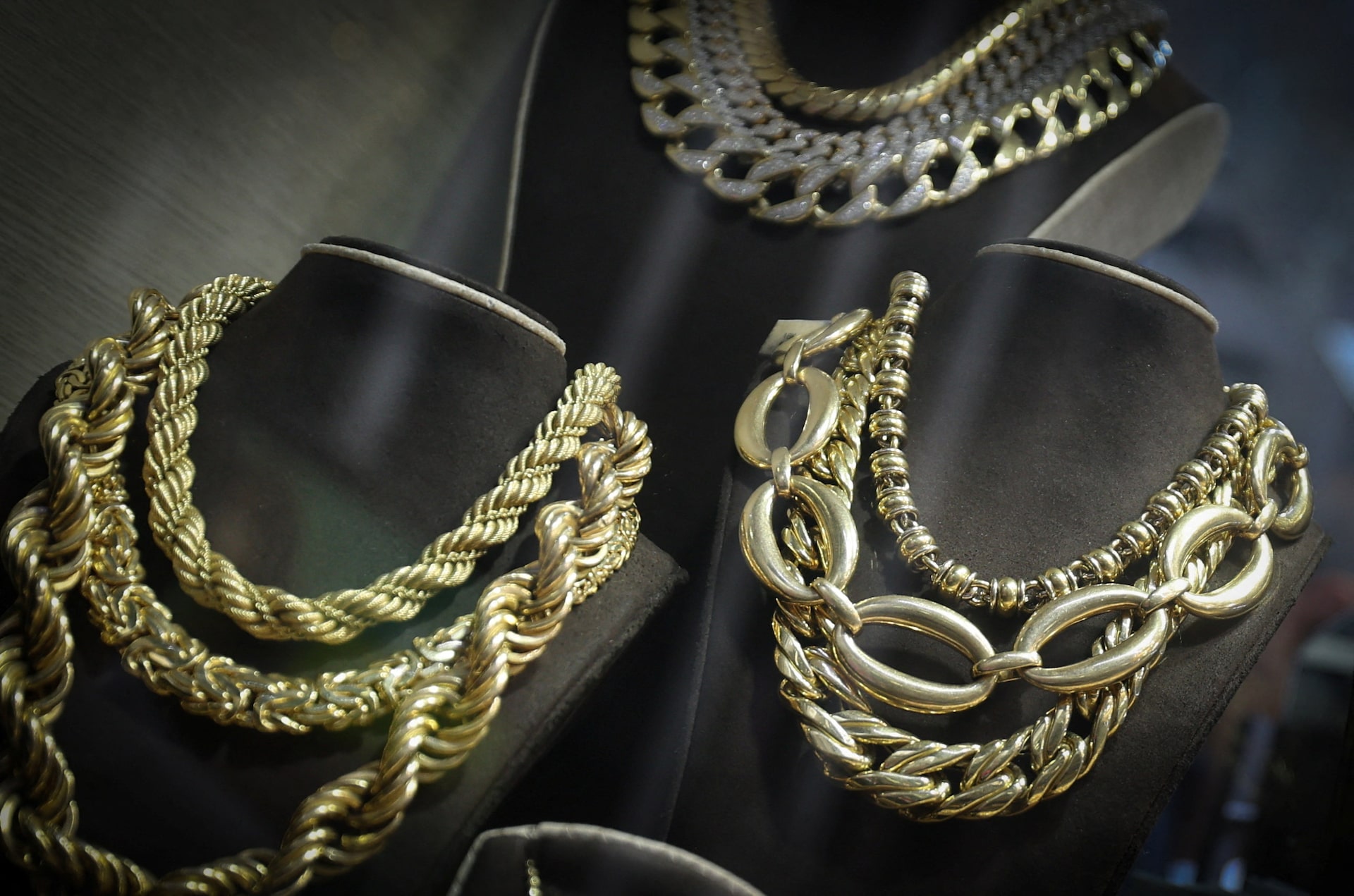 金が初の4900ドル乗せ、地政学的緊張継続で最高値更新