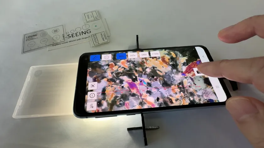 岩石薄片を観察する様子