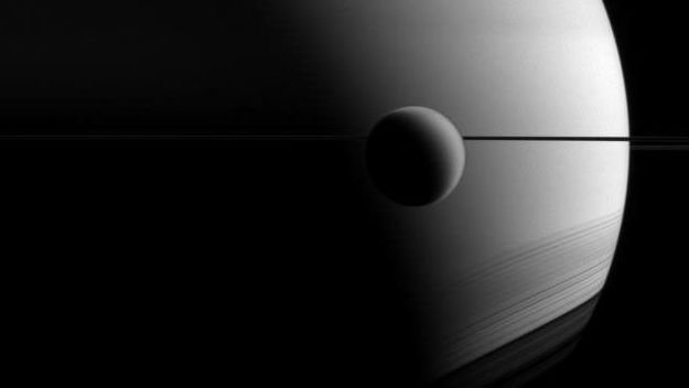 土星の衛星タイタンの地下に「海」は存在しない? | WIRED.jp 土星の衛星タイタンの地下に「海」は存在しない? | WIRED.jp