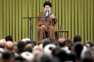 健康不安説のイラン最高指導者、唯一の戦略は「様子見」　相次ぐ危機にデモ発生も静観 - CNN.co.jp