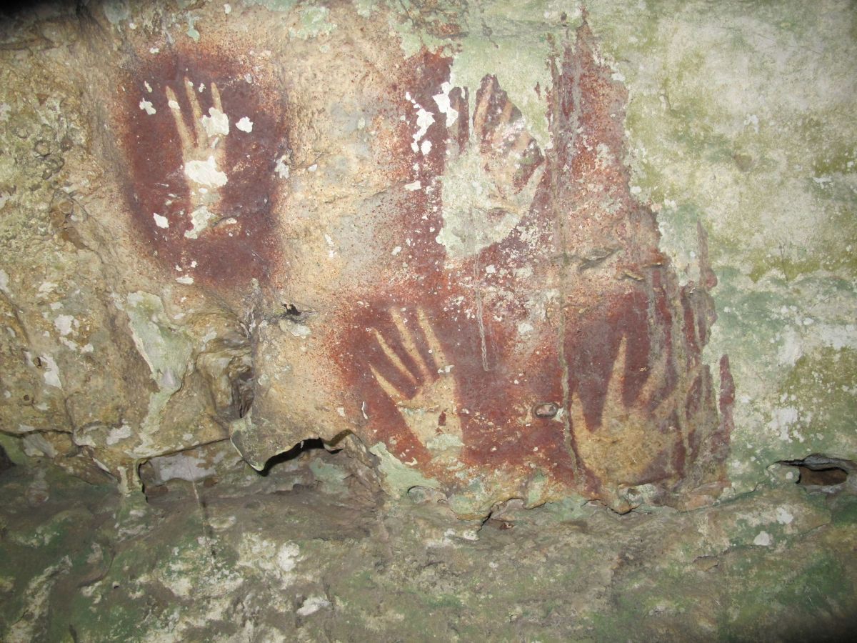 スラウェシ島の洞窟に描かれた手の輪郭/Ahdi Agus Oktaviana/Griffith University via CNN Newsource